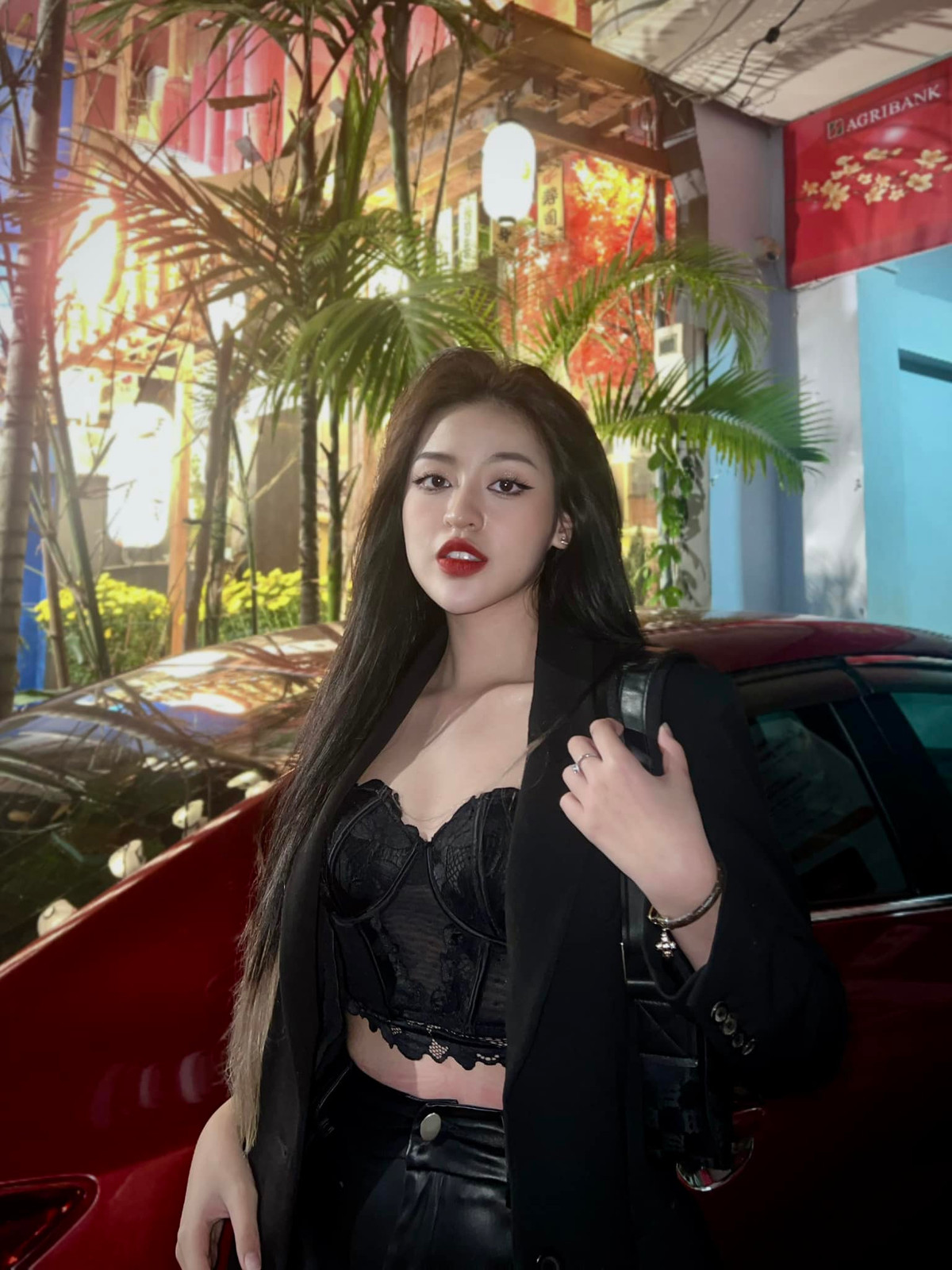 Sau loạt sự việc, hot girl 20 tuổi nhanh chóng bị dư luận “ném đá” dữ dội. Đa phần ý kiến cho rằng cô phát ngôn thiếu suy nghĩ và quá háo thắng trong việc thể hiện bản thân.