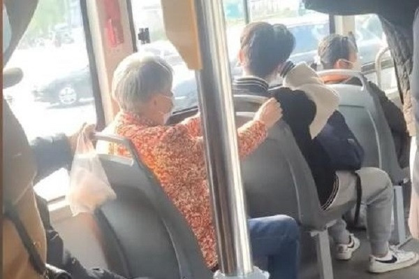 Tuy nhiên, không phải trường hợp nào cũng bắt buộc phải hành động như vậy nếu như chính bản thân họ đang có vấn đề, cần nghỉ ngơi hoặc có mời ngồi nhưng cá nhân khác không đồng ý sử dụng. Ảnh: Tổng hợp