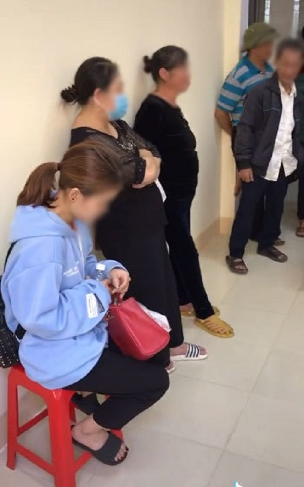 Không riêng gì ở các phương tiện công cộng, trước đó MXH cũng rần rần chia sẻ hình ảnh một cô gái ngồi ghế trong bệnh viện bên cạnh là rất nhiều người già. Hình ảnh này cũng gây ra nhiều ý kiến trái chiều, phần lớn cho rằng cô gái nên nhường ghế cho người già đứng bên cạnh.