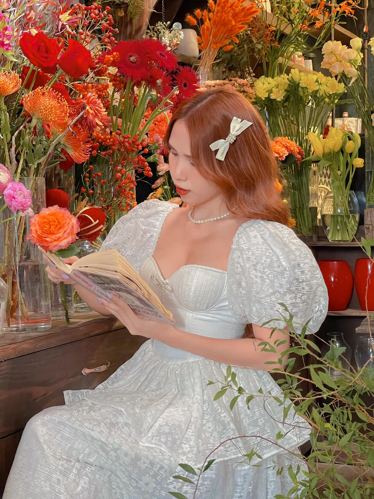 Không gian quán được decor theo phong cách cổ điển, góc nào cũng tràn ngập hoa xinh, phía dưới được bày hoa tươi và trên trần nhà treo kín hoa khô. Địa chỉ: 46B Quán Sứ. Ảnh: Phạm Lan Hương