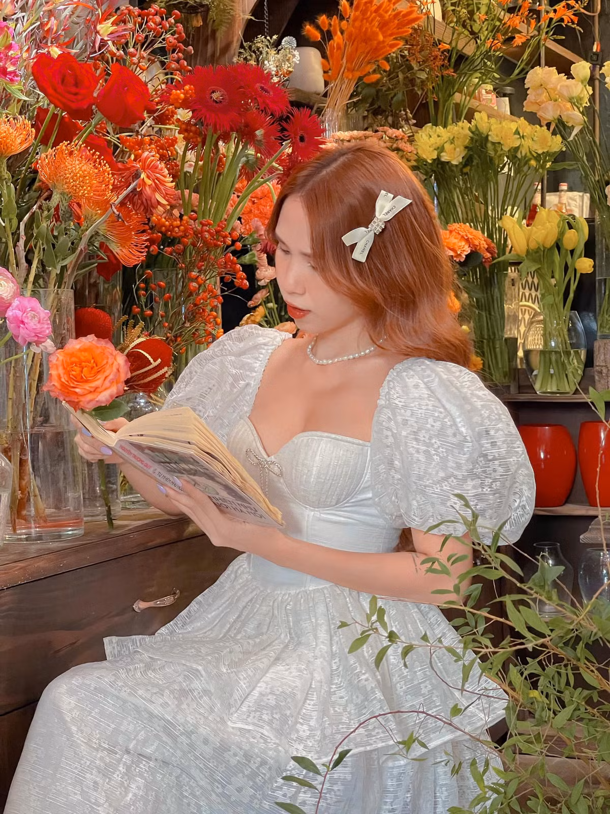 Không gian quán được decor theo phong cách cổ điển, góc nào cũng tràn ngập hoa xinh, phía dưới được bày hoa tươi và trên trần nhà treo kín hoa khô. Địa chỉ: 46B Quán Sứ. Ảnh: Phạm Lan Hương