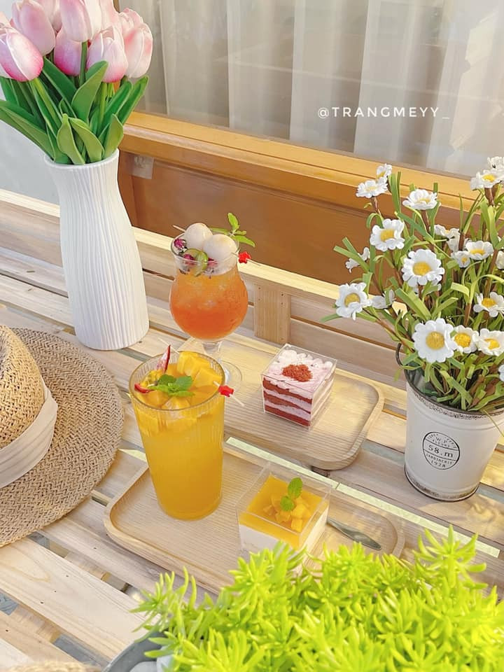 Không gian bây giờ tràn ngập hoa, chụp đâu cũng có ảnh đẹp mang về. Địa chỉ: Lô M04-L12 KĐT mới Dương Nội, Hà Đông. Ảnh: Thu Trangg