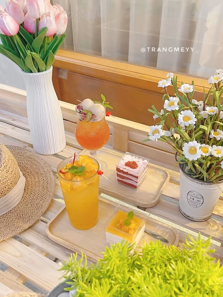 Không gian bây giờ tràn ngập hoa, chụp đâu cũng có ảnh đẹp mang về. Địa chỉ: Lô M04-L12 KĐT mới Dương Nội, Hà Đông. Ảnh: Thu Trangg