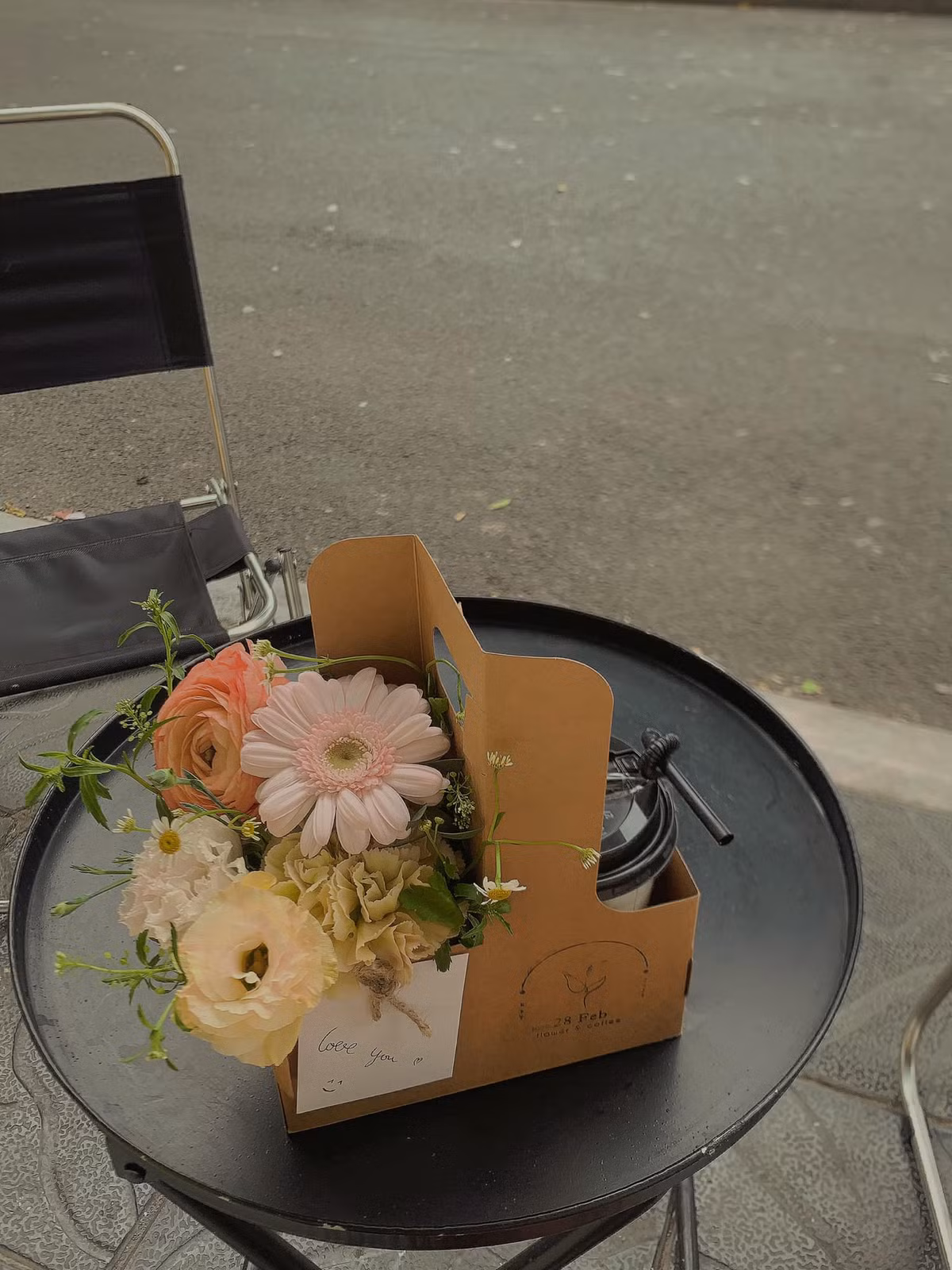 Quán cafe Hà Nội này là không gian tiệm hoa và cà phê kết hợp nhưng hoa rất tươi và đa dạng. Đặc biệt ở đây có bán set nước và hoa “xinh xỉu” được review trên TikTok thời gian gần đây. Ảnh: Lê Ánh