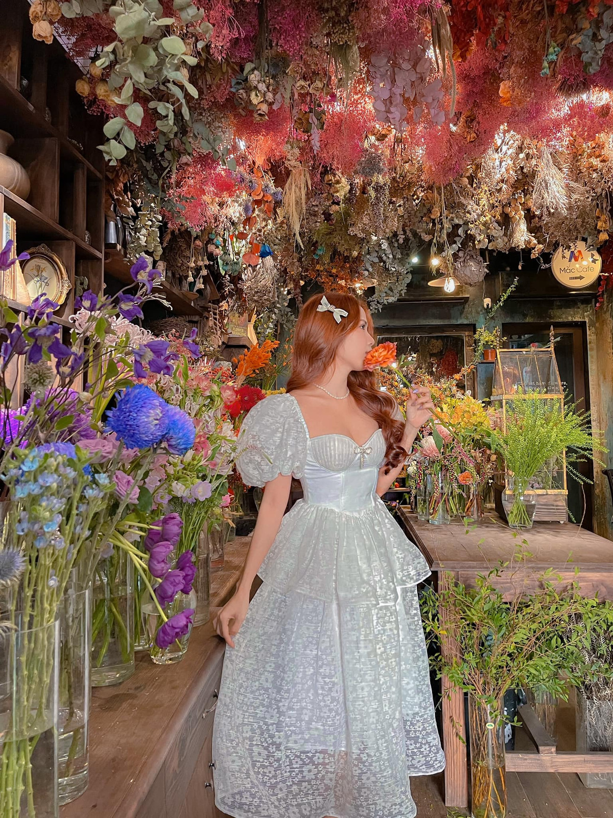 Đây là tiệm hoa kết hợp cafe nằm trong một căn nhà cổ kính trên phố Quán Sứ. Ảnh: Phạm Lan Hương