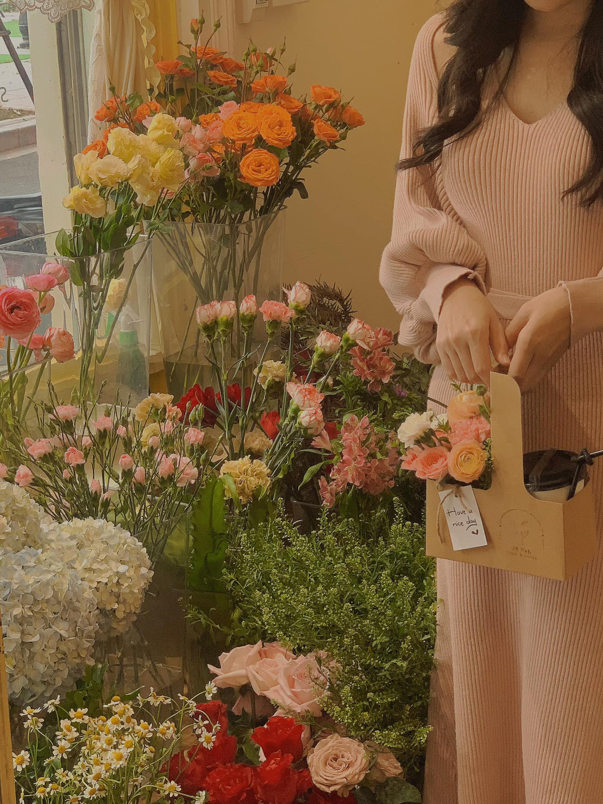 28Feb Flower&amp;Coffee là quán cafe có nhiều góc “sống ảo” khiến team bánh bèo mê mẩn. Quán nhỏ có view nhìn ra hồ, vị trí quán nằm cách biệt với những quán khác ở ven hồ nên được nhận xét khá yên tĩnh. Ảnh: Lê Ánh