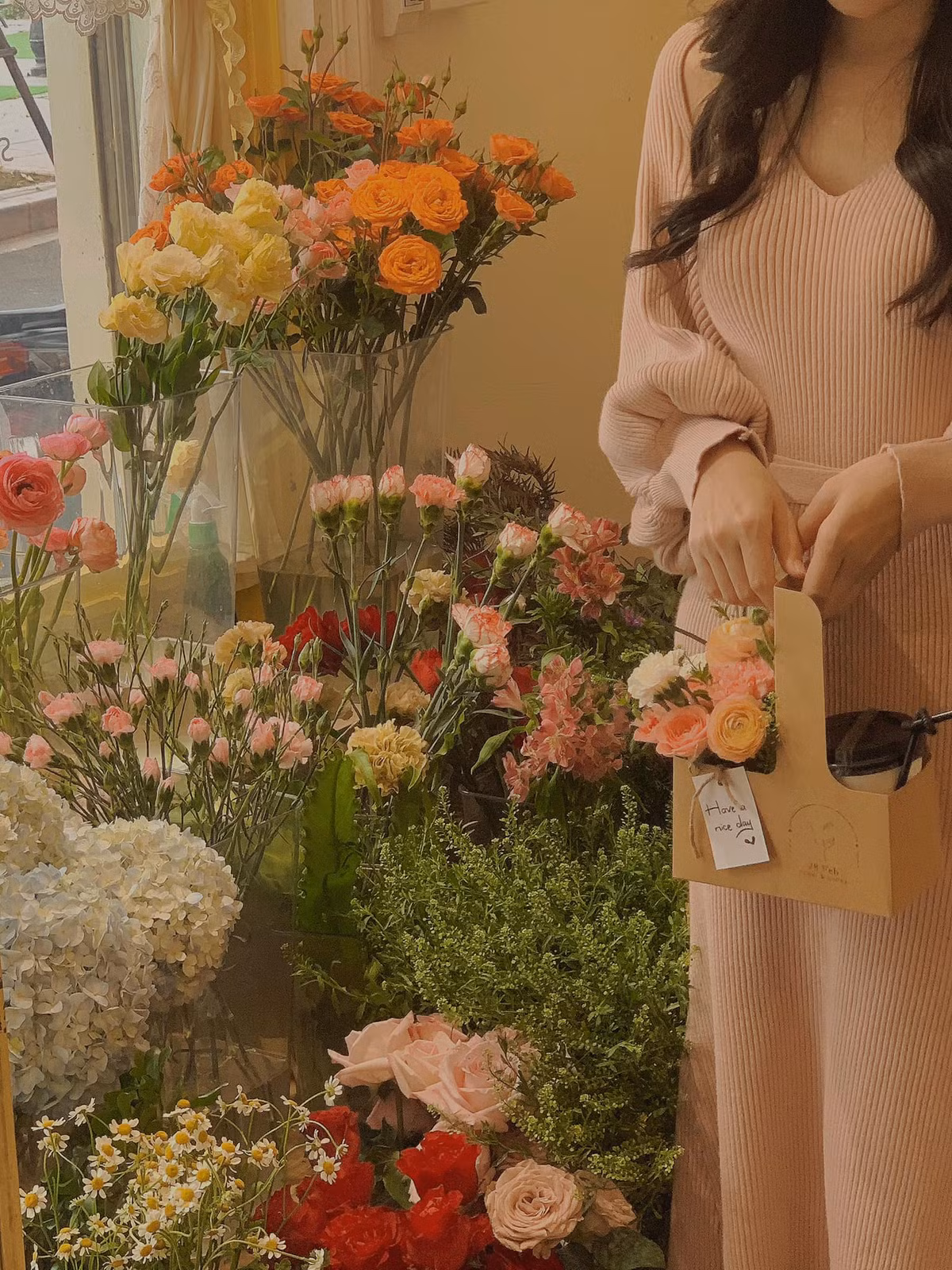 28Feb Flower&amp;Coffee là quán cafe có nhiều góc “sống ảo” khiến team bánh bèo mê mẩn. Quán nhỏ có view nhìn ra hồ, vị trí quán nằm cách biệt với những quán khác ở ven hồ nên được nhận xét khá yên tĩnh. Ảnh: Lê Ánh