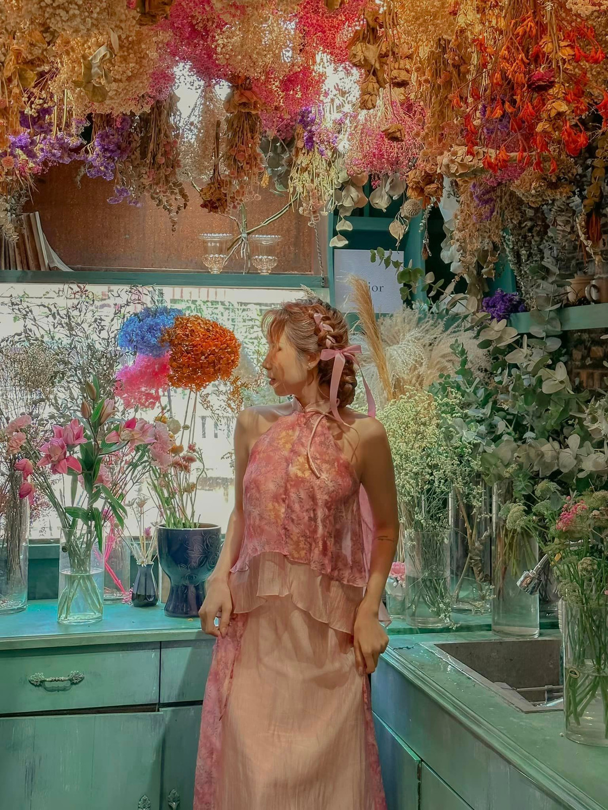 Không gian quán nhỏ xinh, góc nào cũng vintage và rất thơ, mặc áo dài, yếm hay váy đều vô cùng xinh xắn. Ảnh: Phạm Lan Hương