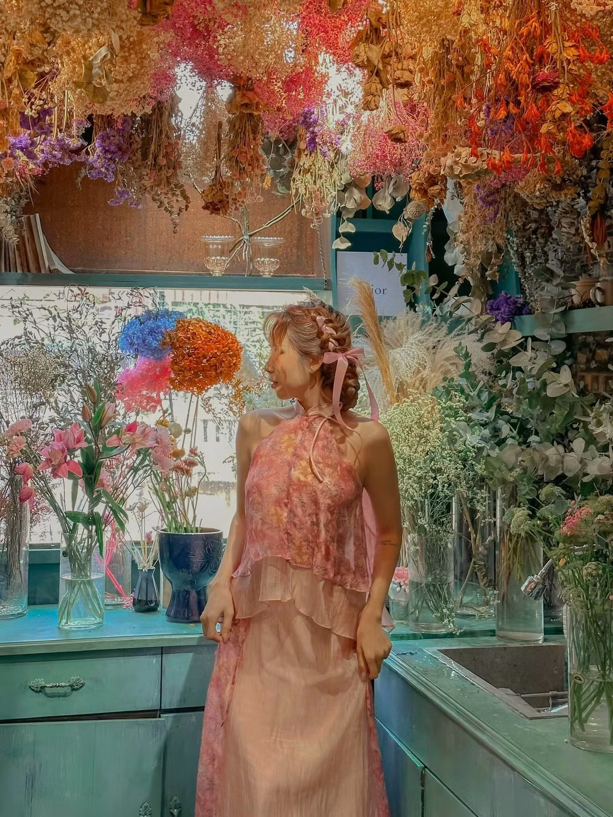 Không gian quán nhỏ xinh, góc nào cũng vintage và rất thơ, mặc áo dài, yếm hay váy đều vô cùng xinh xắn. Ảnh: Phạm Lan Hương