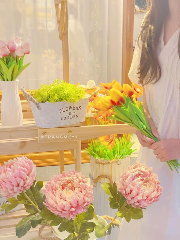 Nhân dịp 8/3 quán cafe này theo concept vườn cổ tích xinh xắn, nhẹ nhàng và dễ thương. Ảnh: Thu Trangg