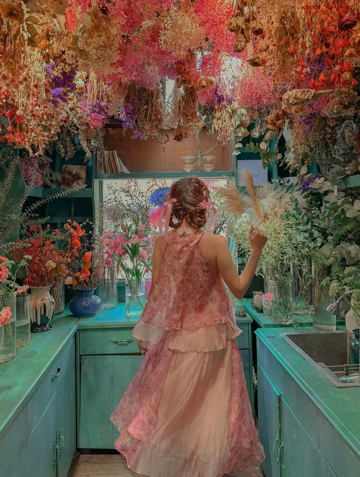 Nhất là trên tầng còn có view phòng hoa cho những tín đồ bánh bèo tha hồ chụp choẹt. Địa chỉ: 2 Đinh Liệt, Hàng Bạc. Ảnh: Phạm Lan Hương