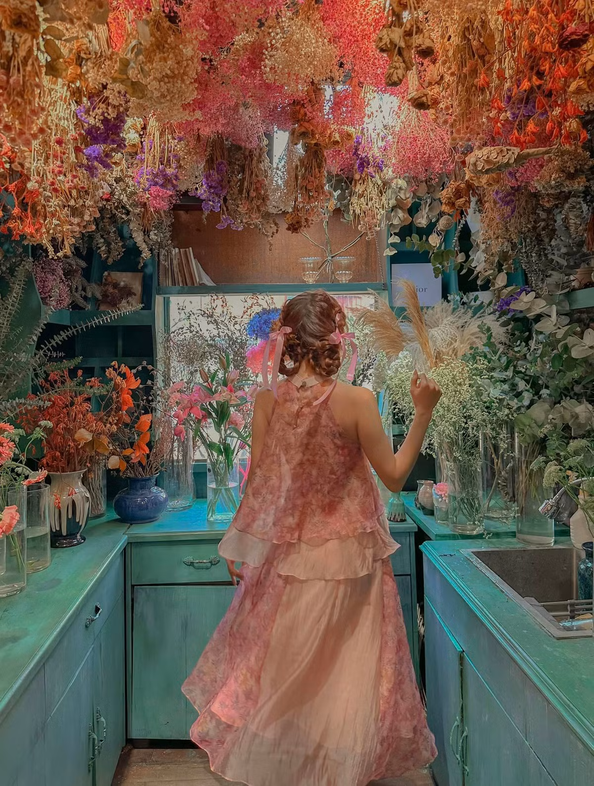 Nhất là trên tầng còn có view phòng hoa cho những tín đồ bánh bèo tha hồ chụp choẹt. Địa chỉ: 2 Đinh Liệt, Hàng Bạc. Ảnh: Phạm Lan Hương