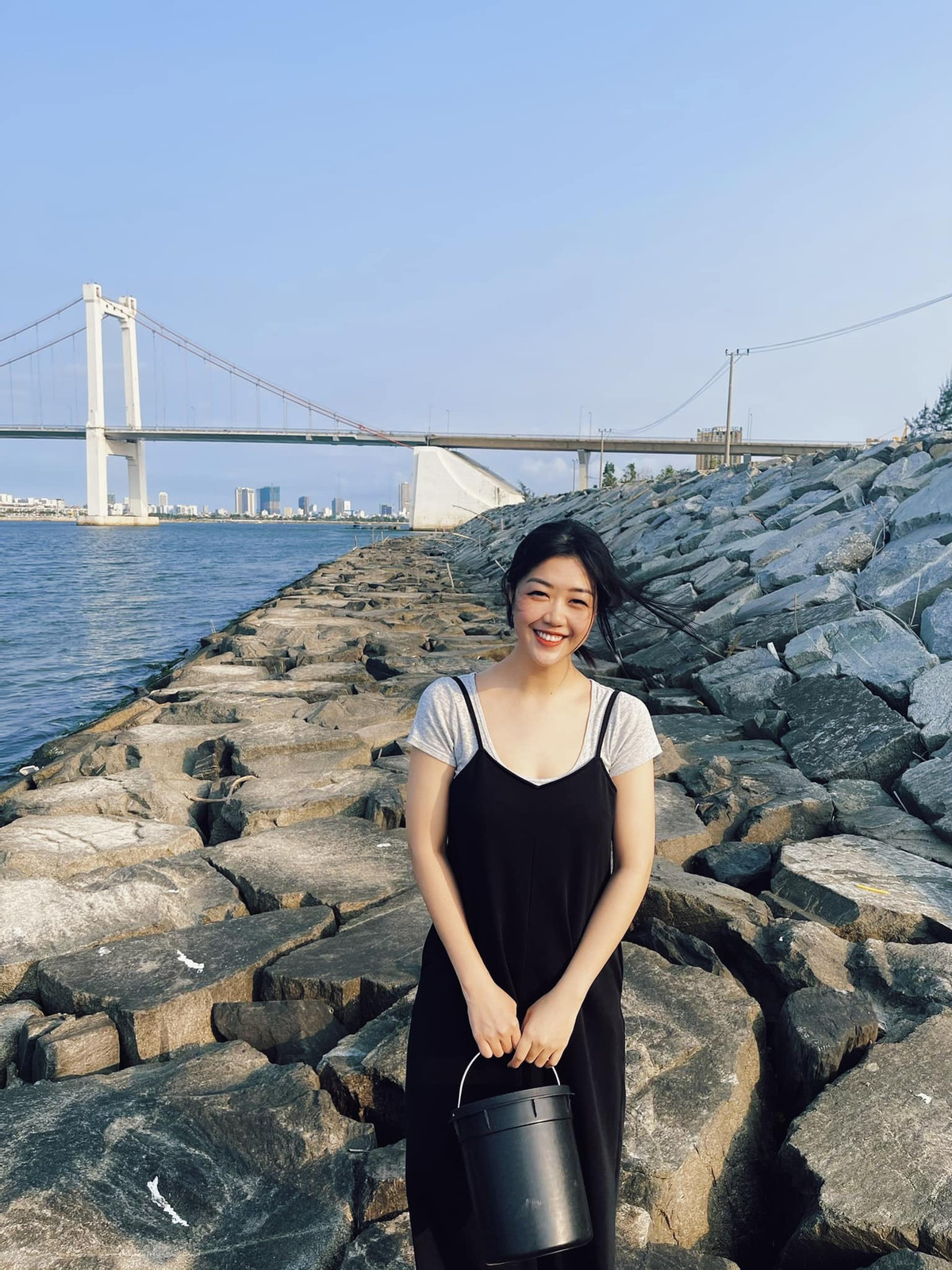 Cô sở hữu vóc dáng cao ráo, so đo 3 vòng chuẩn chỉnh, cùng khuôn mặt nền nã, dịu dàng với những đường nét hài hoà. Ảnh: FBNV