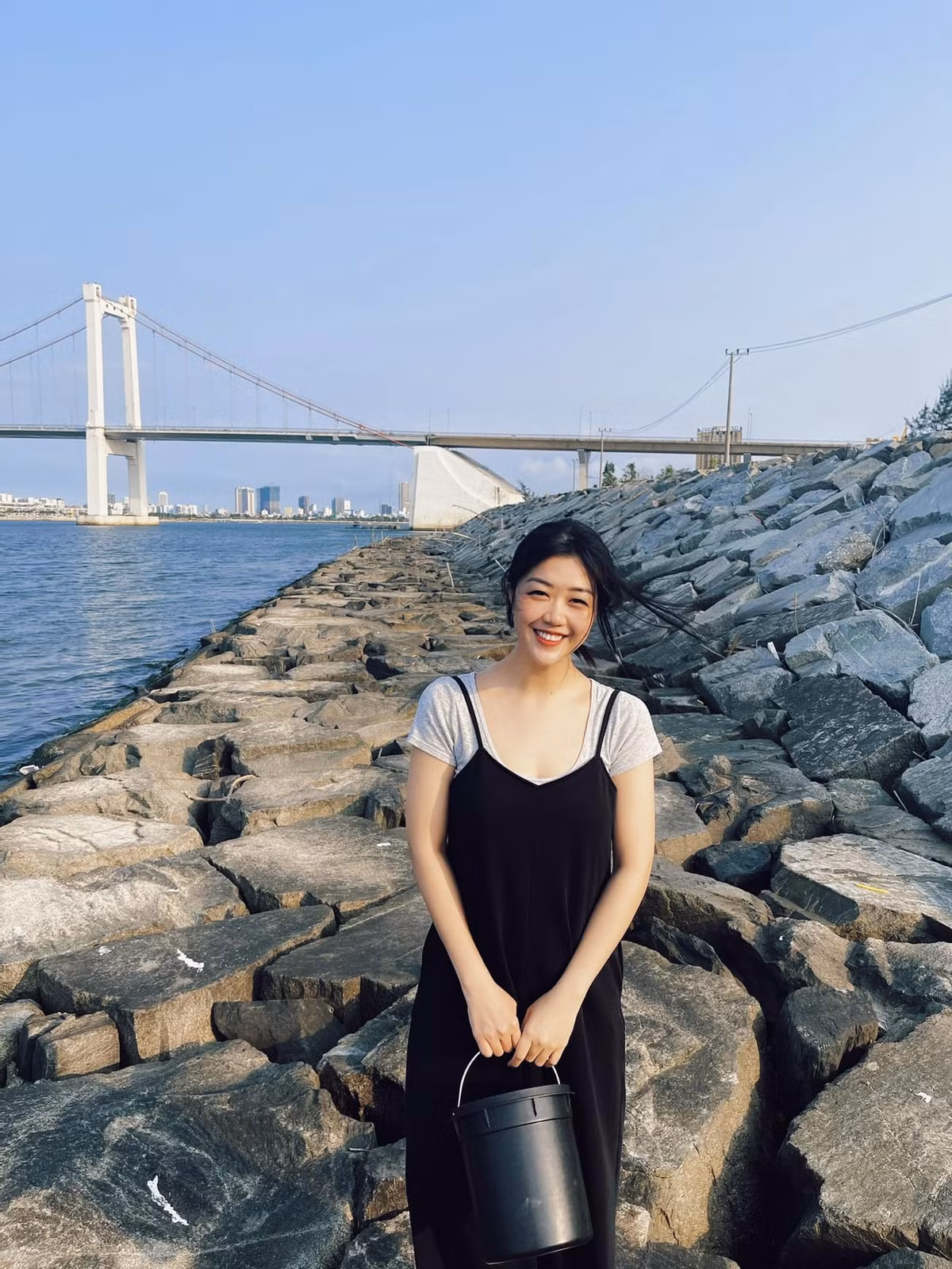 Cô sở hữu vóc dáng cao ráo, so đo 3 vòng chuẩn chỉnh, cùng khuôn mặt nền nã, dịu dàng với những đường nét hài hoà. Ảnh: FBNV