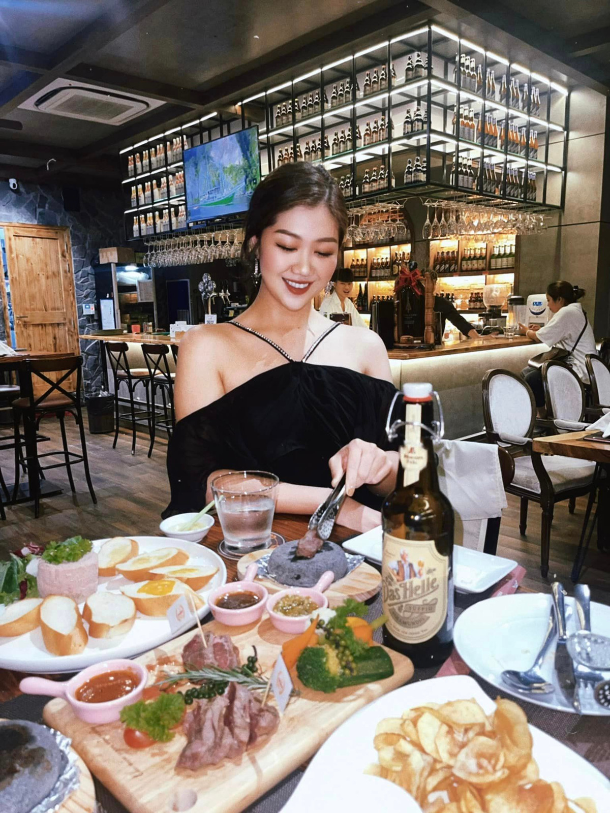 Trước đây, tiếp viên hàng không sinh năm 1990 từng đạt giải Á khôi Sinh viên Thanh lịch khối Đại Học Đà Nẵng năm 2018. Sau đó, cô có cơ hội bén duyên với ngành hàng không. Trải qua hơn 8 năm gắn bó với những chuyến bay, Nam Phương giờ đã nắm giữ vị trí tiếp viên trưởng.