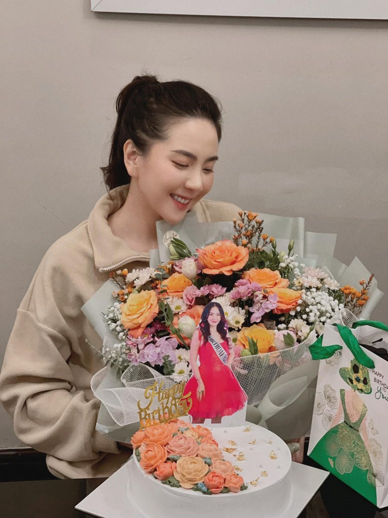 Trước khi được gắn với biệt danh "cô gái thời tiết", 9X từng là hot girl đình đám của Hà Nội cùng với nhiều cái tên khác như Hoàng Thùy Linh, Mi Vân, Vân Hugo,...