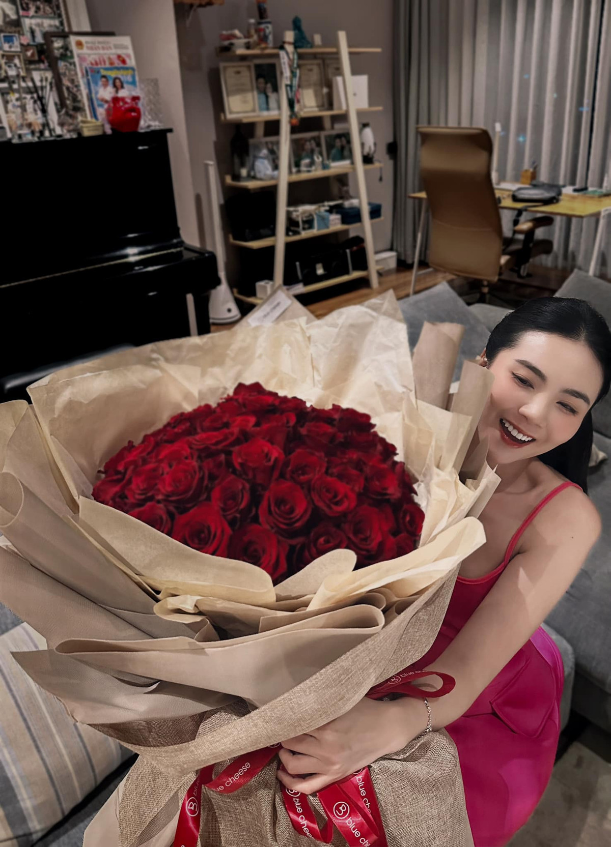 Không chỉ dẫn hay, mặc đẹp, MC Mai Ngọc còn hiến bao khán giả "trồng cây si" vì nhan sắc thuộc hàng cực phẩm.