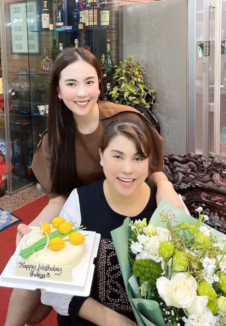 Mỹ nhân VTV xinh đẹp và rạng rỡ là được thừa hưởng nguồn gen trội từ phụ huynh.