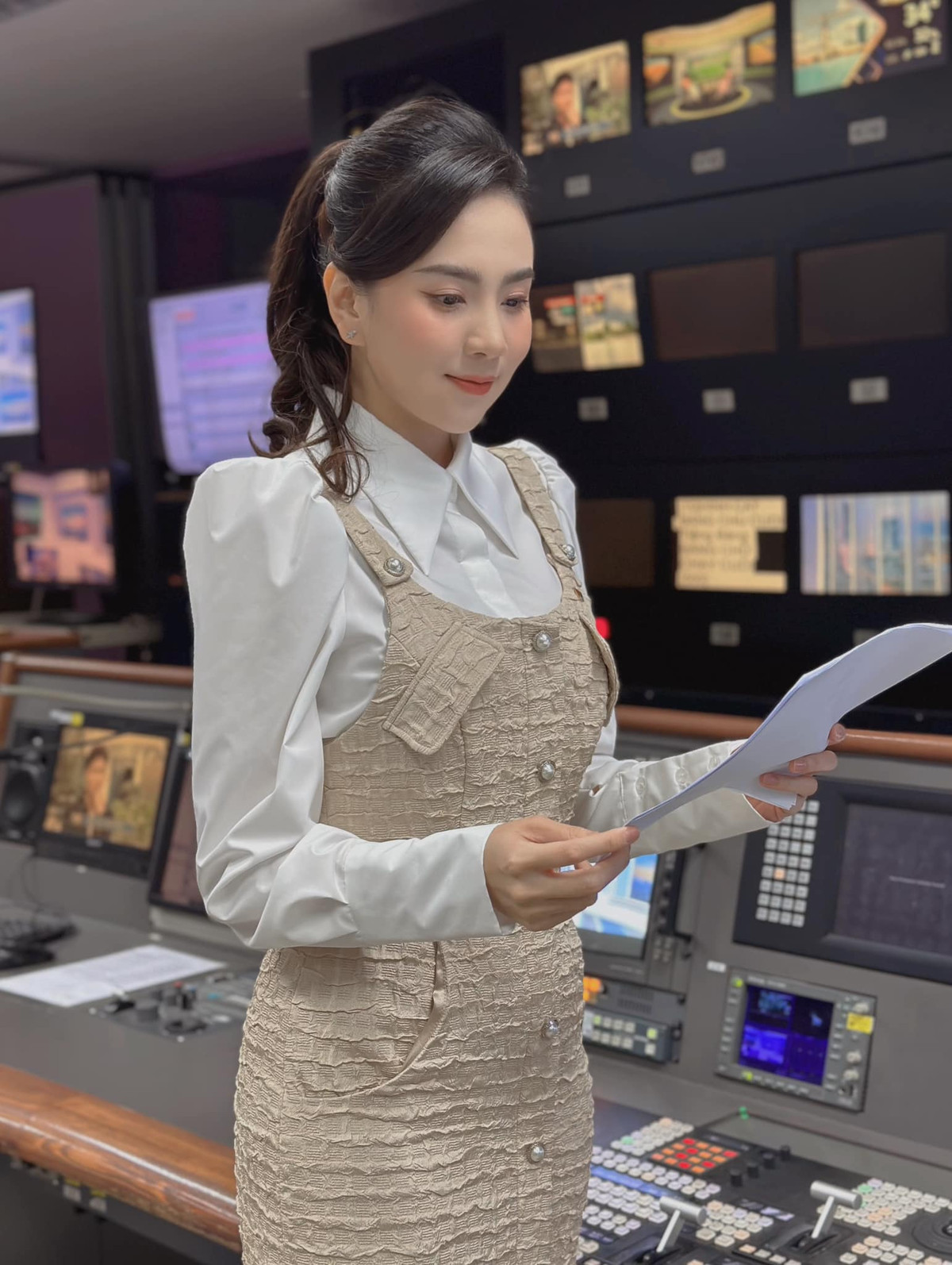 Trong dàn MC nổi tiếng của VTV không thể không nhắc đến cái tên Mai Ngọc, cô là người dẫn chương trình chuyên mục Việt Nam hôm nay, nhận được nhiều sự yêu mến từ công chúng.