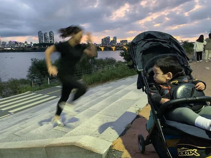 Bộ ảnh này có lẽ là minh chứng cho việc gen Z làm mẹ, khi làm mẹ ở độ tuổi còn đang mải ăn mải chơi nên mới ra đời những loạt khoảnh khắc cực hài hước này.