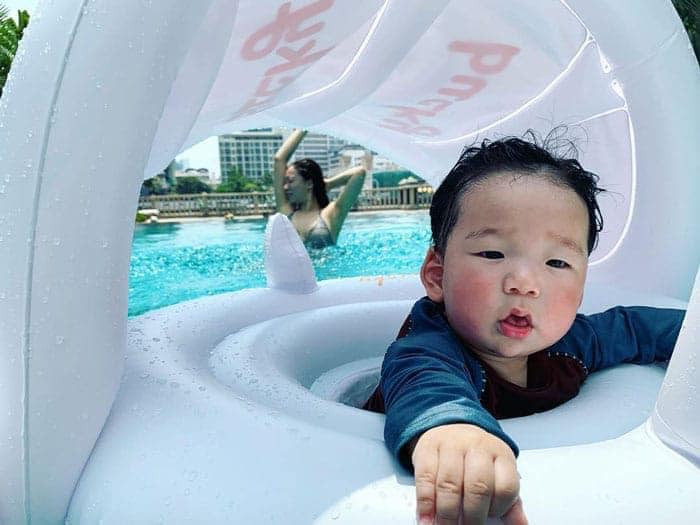 Biểu cảm "cạn lời" của đứa trẻ khi chứng kiến hành động từ mẹ mình khiến người xem không thể nhịn cười, liên tục thả tim và bình luận rôm rả.