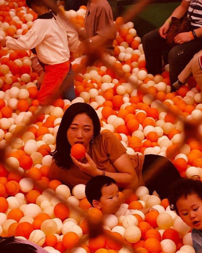 Mới đây cư dân mạng chia sẻ bộ ảnh hài hước về bà mẹ thích chụp ảnh nhắng nhít sau lưng con trai thu hút sự chú ý lớn từ cư dân mạng.