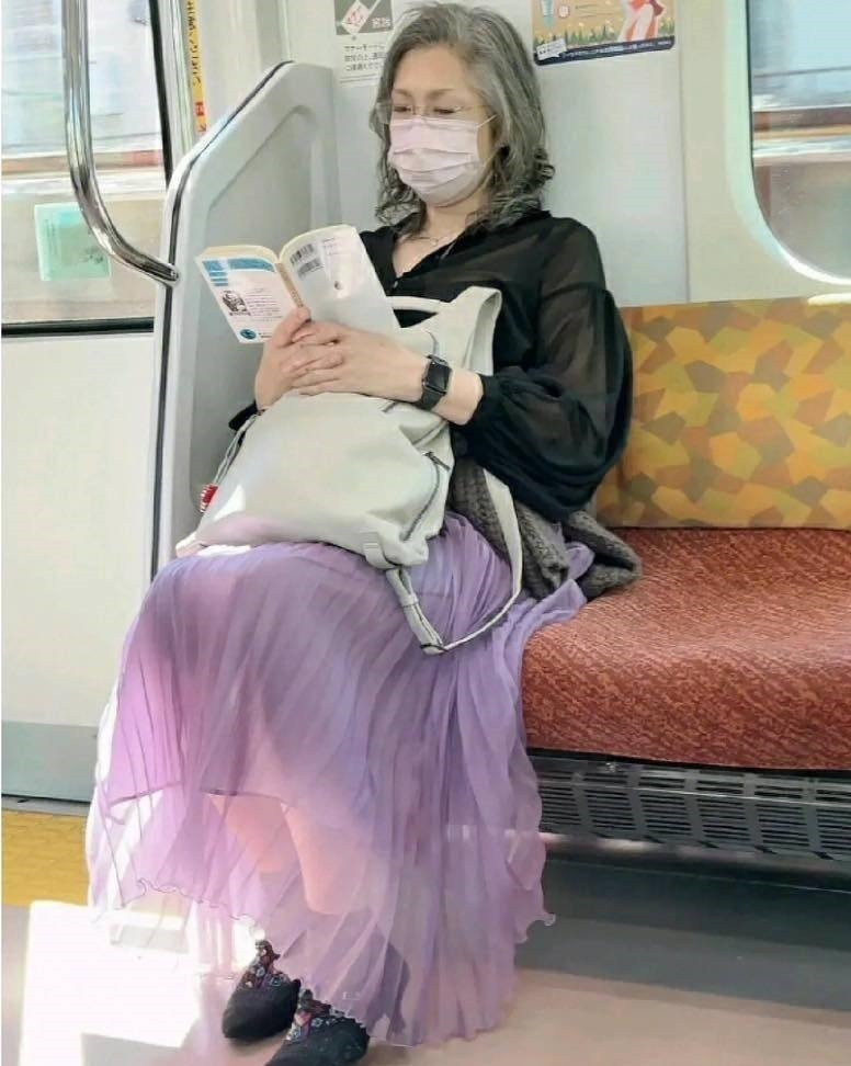 Nhiều người vẫn nghĩ rằng khi tuổi cao thì mọi người sẽ ít quan tâm đến thời trang, ăn mặc hàng ngày. Thế nhưng mới đây một cụ bà U70 đã chứng minh điều ngược lại.