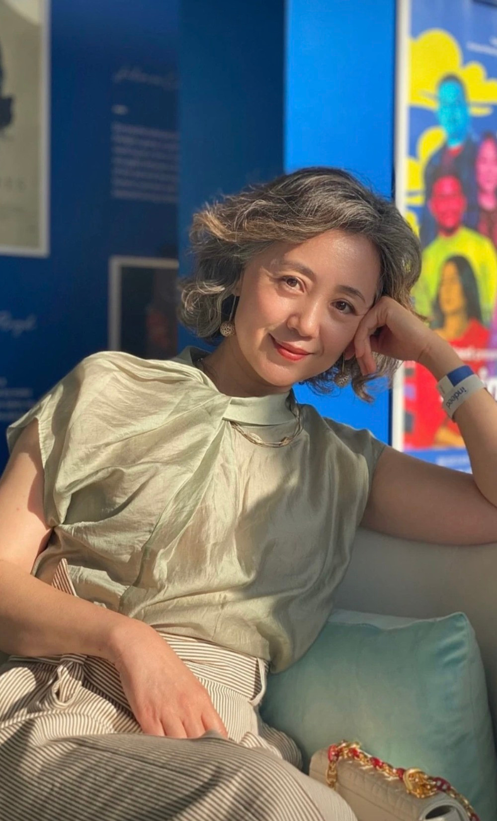 Loạt ảnh cụ bà xuống phố từ ngồi tàu điện ngầm, đi dạo phố đến uống trà chiều,... đều khiến ai nấy đều phải xuýt xoa.