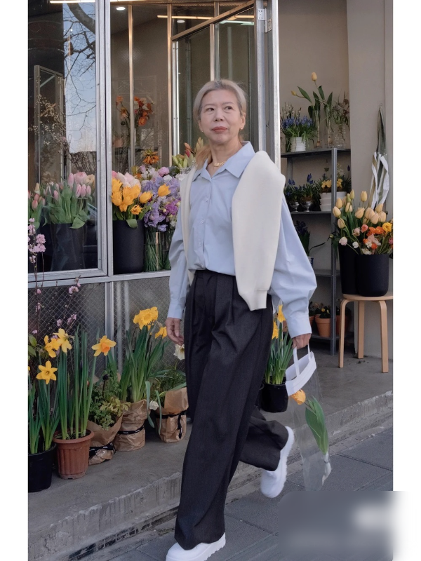 Dù đã 62 tuổi nhưng bà vẫn ưa chuộng các mẫu mốt thời trang hiện đại, trẻ trung, năng động chẳng kém gì giới trẻ.