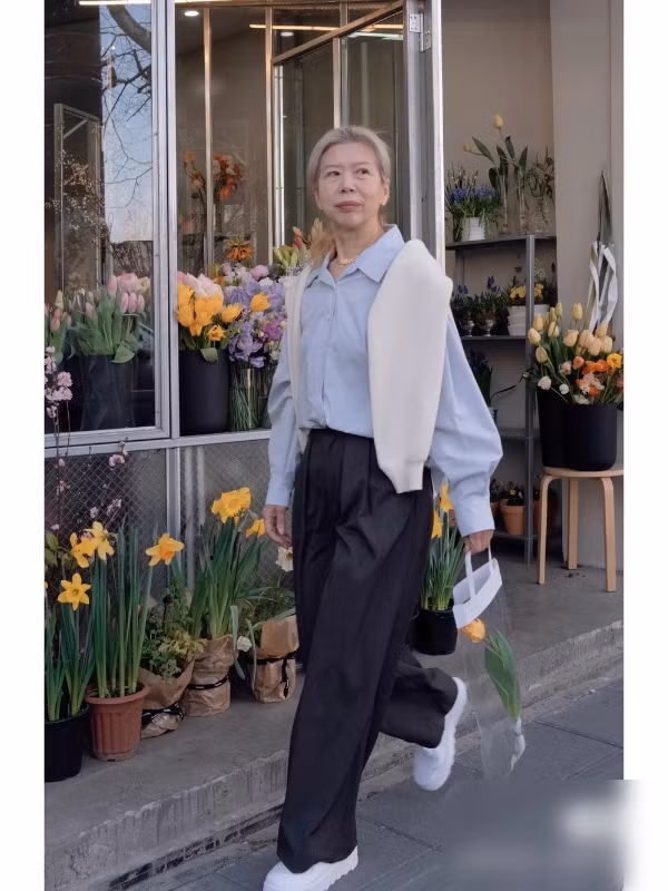 Dù đã 62 tuổi nhưng bà vẫn ưa chuộng các mẫu mốt thời trang hiện đại, trẻ trung, năng động chẳng kém gì giới trẻ.