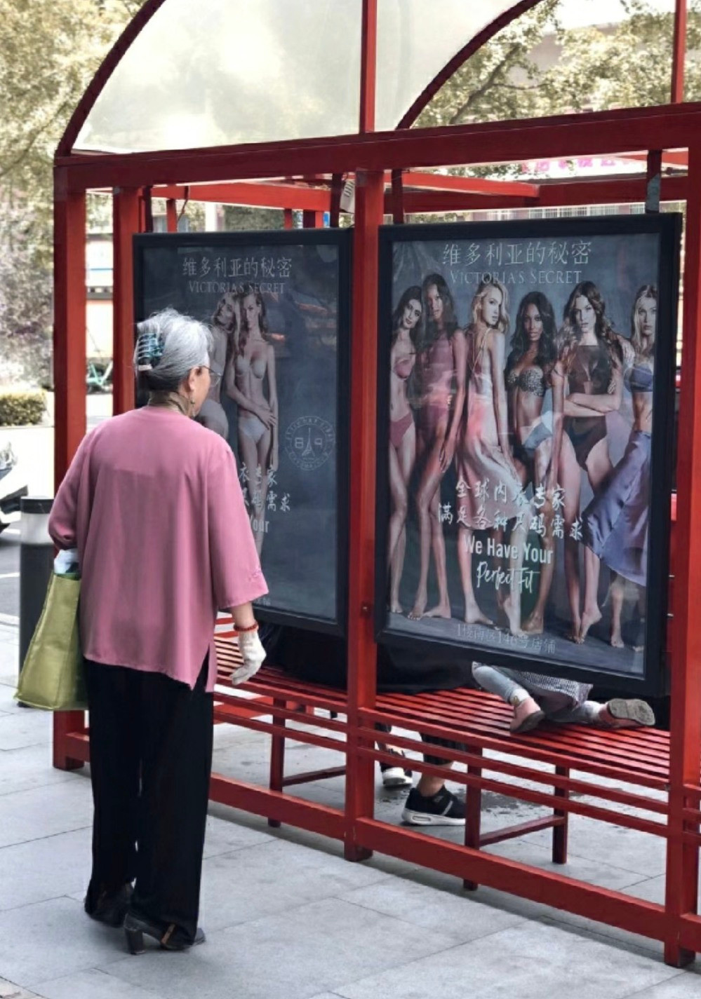 Không chỉ gương mặt tươi tắn, rạng rỡ mà khí chất của cụ bà cũng cực kỳ đỉnh cao.