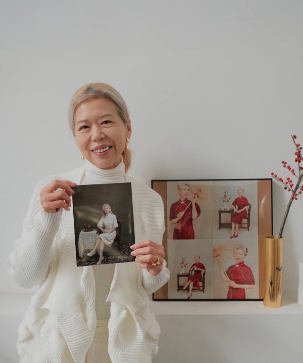 Trước đó mạng xã hội cũng rần rần chia sẻ hình ảnh cụ bà U70 ó phong cách thời trang cực kỳ xuất sắc.