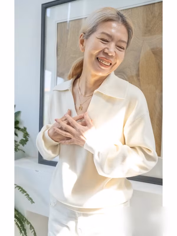 Mỗi outfit của bà đều trông vô cùng thời thượng, giúp diện mạo như trẻ ra nhiều tuổi.