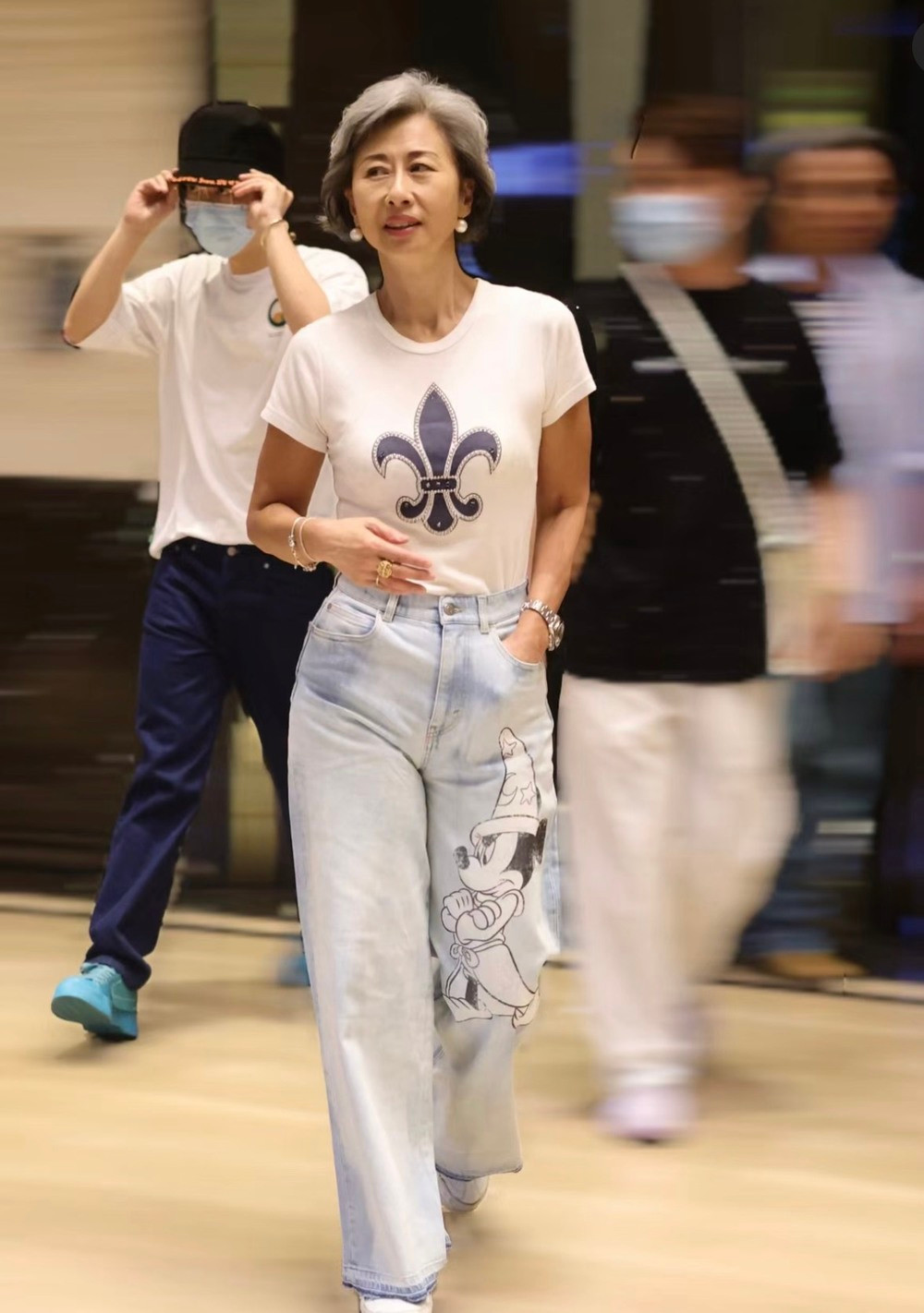 Được biết cụ bà nổi tiếng này là Ye Qianwen - một trong những ca sĩ nổi tiếng ở Trung Quốc.