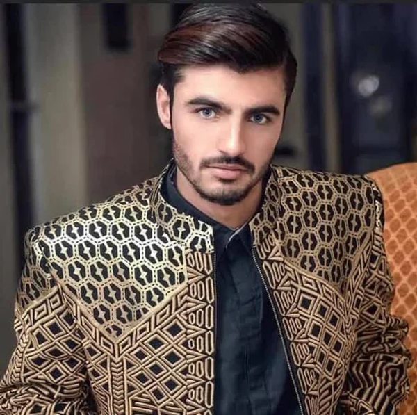 Bên cạnh đó, anh còn sử dụng số tiền mà mình kiếm được từ công việc người mẫu để mở một quán cafe mang tên Cafe Chaiwala.