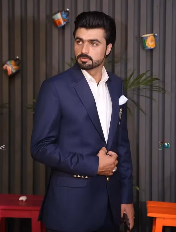 Dù cuộc sống có nhiều thay đổi, nhưng có thể nói vẻ ngoài điển trai của chàng trai bán trà ngày nào vẫn vẹn nguyên.