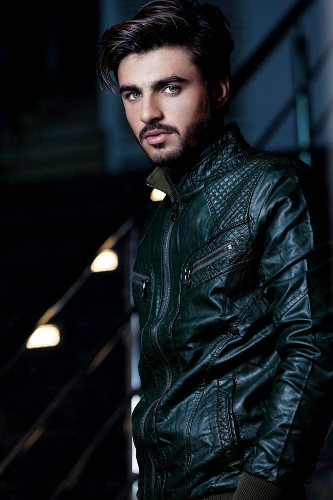 Theo dõi trang cá nhân của trai đẹp bán trà đá có thể thấy anh chàng lịch lãm, trưởng thành và có phần phong trần hơn trước.