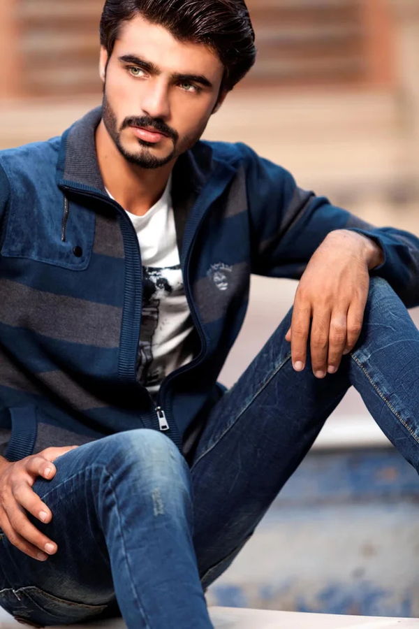 Arshad Khan ký hợp đồng với một công ty thương mại điện tử lớn cho chiến dịch quảng bá của mình, anh cho rằng danh xưng "anh bán trà đẹp trai nhất thế giới" rồi sẽ bị lãng quên nên anh cần cố gắng hơn nữa.