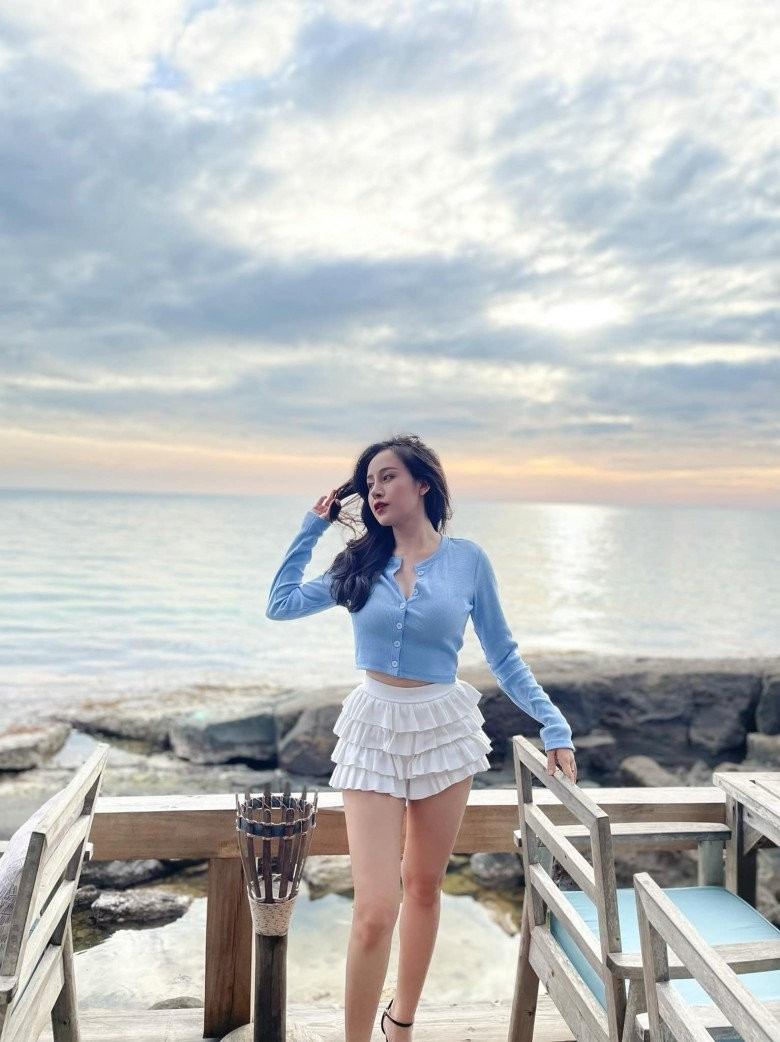 Những thị phi trong quá khứ có lẽ đã dạy cho người đẹp xứ Nghệ nhiều bài học quý giá. Cuộc sống của Bà Tưng đã kín tiếng và tích cực hơn xưa. Ảnh: FBNV