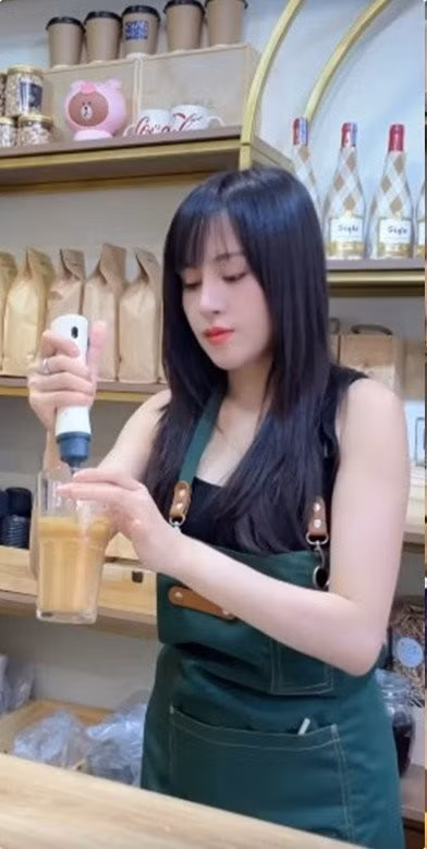 Mới đây hot girl Bà Tưng mới xuất hiện trở lại và tương tác với người hâm mộ qua clip pha chế khoe nhan sắc xinh như mộng.