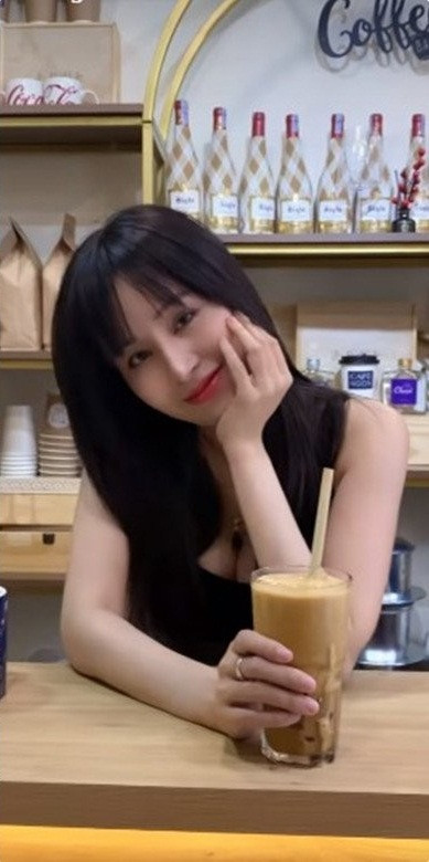 Cô chủ quán cafe quê gốc Nghệ An gây ngỡ ngàng với mái tóc màu đen tự nhiên, tóc mái ngắn xinh xắn.