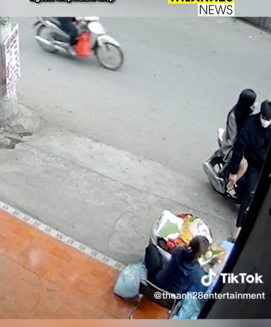 Mới đây, trên mạng xã hội lan truyền đoạn clip ghi lại cảnh một cô bán xôi bên lề đường nhưng lại thu hút sự chú ý của những người ở gần đó. Ảnh: Chụp màn hình