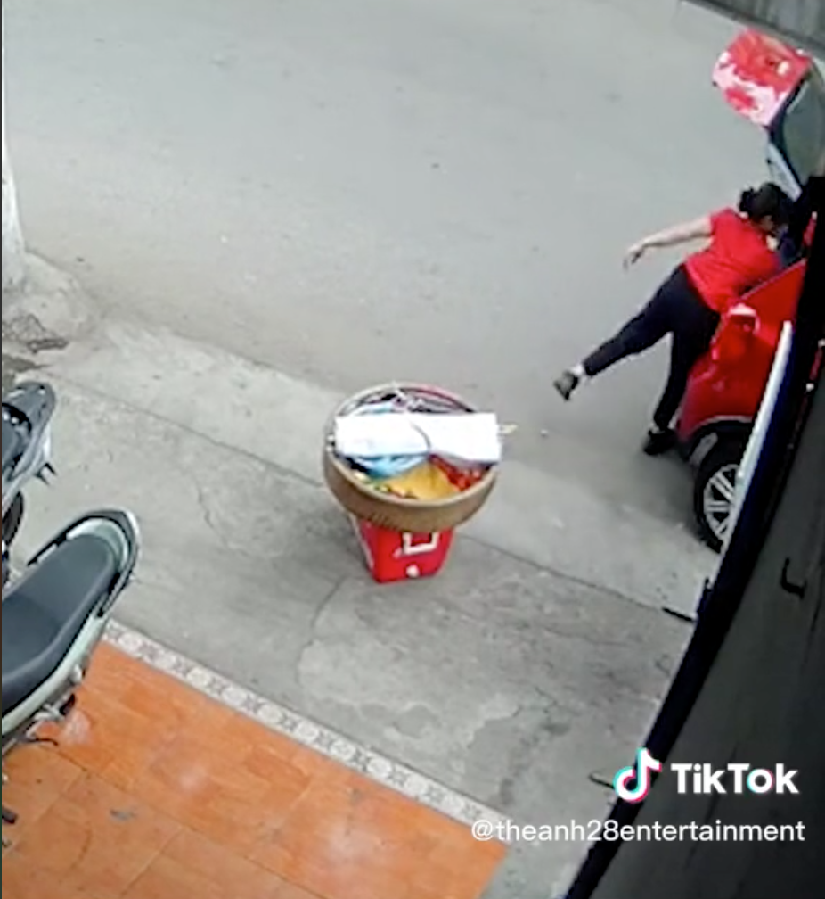 Đoạn clip người bán hàng rong sắm xế hộp đi lại này nhanh chóng trở thành chủ đề nóng thu hút nhiều sự quan tâm. Ảnh: Chụp màn hình