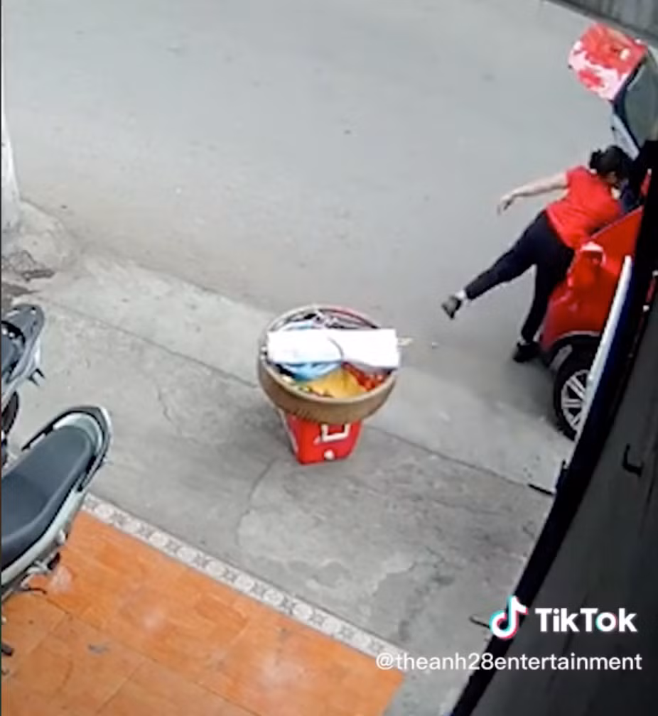 Đoạn clip người bán hàng rong sắm xế hộp đi lại này nhanh chóng trở thành chủ đề nóng thu hút nhiều sự quan tâm. Ảnh: Chụp màn hình