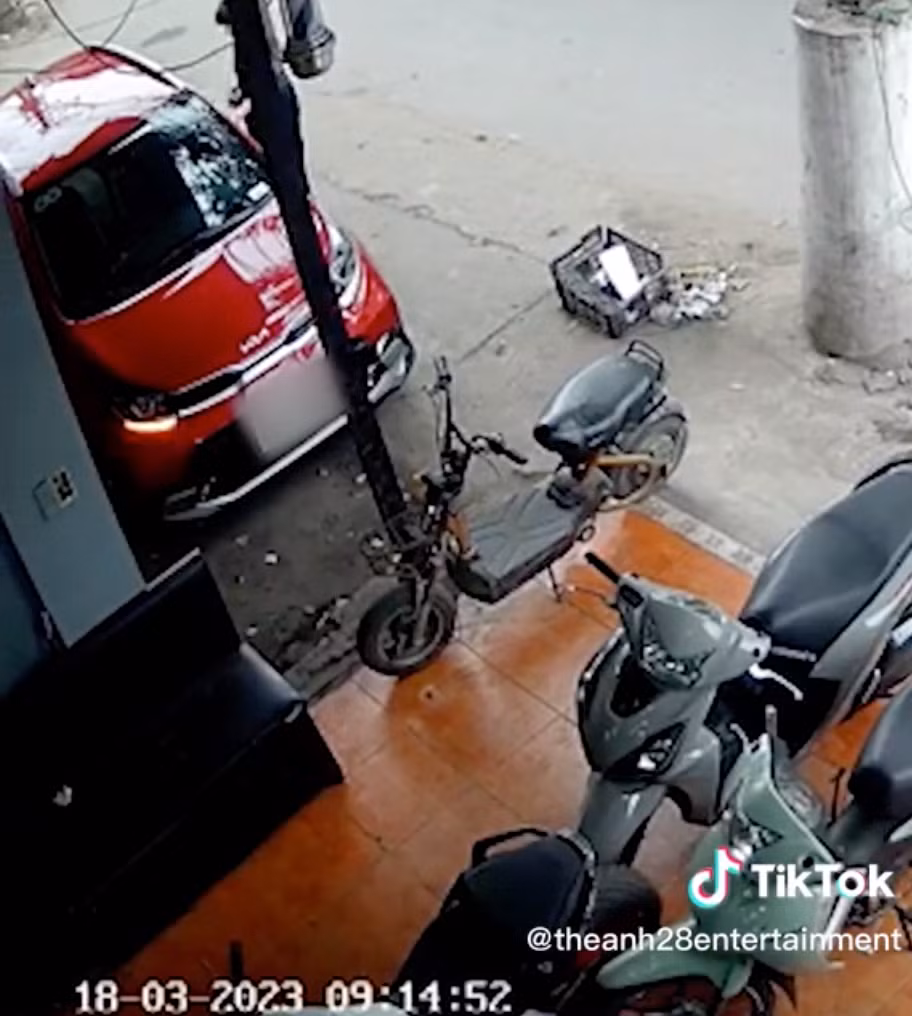 Khoảnh khắc cô bán xôi bán hết hàng và đi về phía ô tô màu đỏ đỗ gần đó làm nhiều người ngỡ ngàng. Ảnh: Chụp màn hình