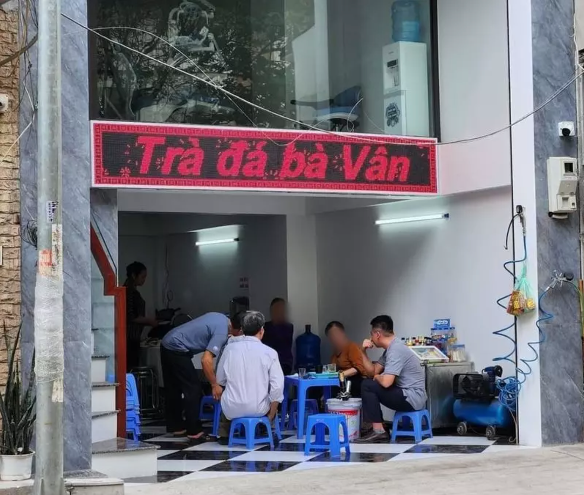 Cách đây không lâu bức ảnh chụp quán trà đá tọa lạc trên một mặt bằng hết sức xịn sò chứ không hề bình dân như nhiều nơi khác thu hút nhiều quan tâm.