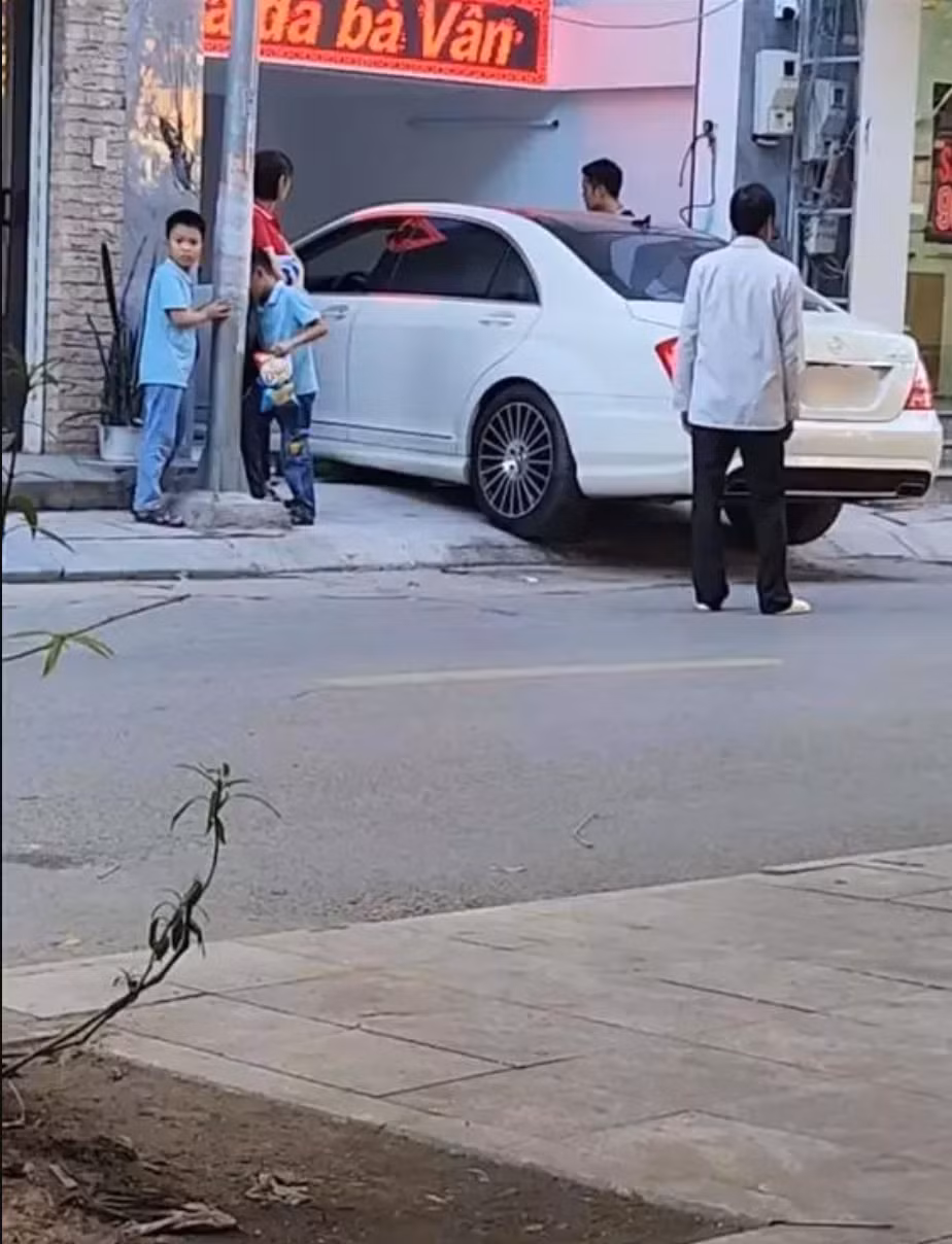 Cụ thể, Trà đá bà Vân nằm trong một ngôi nhà đồ sộ với 4 tầng. Trong khi những tầng trên được sử dụng vào mục đích riêng thì không gian bên dưới cũng được tận dụng một cách triệt để làm quán nước.