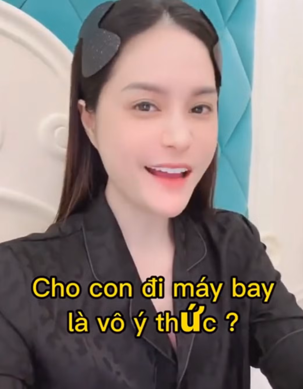 Bên cạnh đó, Đoàn Di Băng cho biết không để 2 con ngồi 1 mình dưới khoang thường mà có 5 người lớn hộ tống để chăm sóc và tránh các bé làm phiền khách xung quanh.