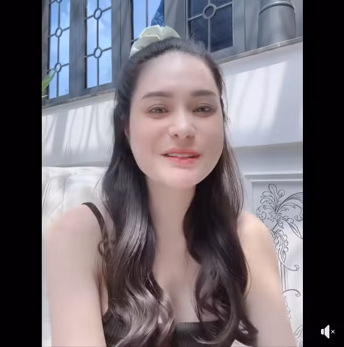 Với vấn đề con còn bé nhưng đã mua hàng online, Đoàn Di Băng cho biết mình chiều hết. Khi 3 con gái lớn lên, nếu các con muốn thì dù áo hiệu, túi hiệu, đồng hồ hay bất cứ thứ gì xa xỉ khác, miễn con muốn là cô sẽ mua cho con.