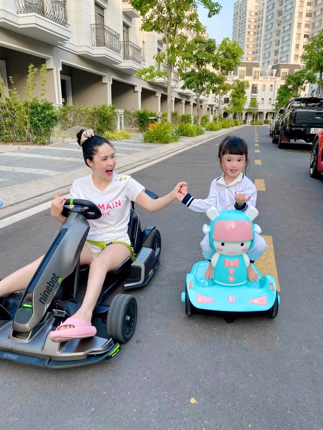 Trước chia sẻ của Đoàn Di Băng, netizen nảy ra nhiều tranh cãi trái chiều, một bên đồng tình, số còn lại đưa ra ý kiến không nên chiều con quá mức, nó khiến con không có tính ỷ lại, cả đời không biết cố gắng.